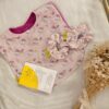 Baby set asilo. Bavetta pappa double con comodo bottoncino dietro e due mini scrunchies Baby set asilo per bambini: bavetta pappa double face con bottoncino + due mini scrunchies coordinati. Morbido, pratico e perfetto per pasti e giochi.