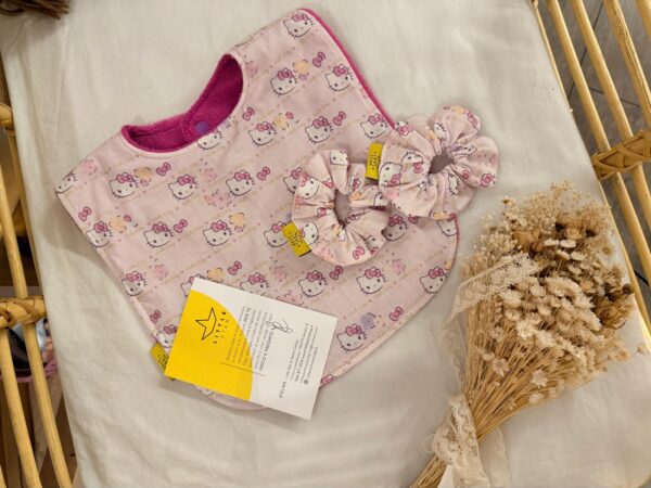 Baby set asilo. Bavetta pappa double con comodo bottoncino dietro e due mini scrunchies Baby set asilo per bambini: bavetta pappa double face con bottoncino + due mini scrunchies coordinati. Morbido, pratico e perfetto per pasti e giochi.