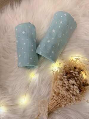 Mussole piccole stampa stelle su base verde acqua Mussole piccole per bambini con stampa stelle su base verde acqua: morbide, traspiranti e pratiche. Perfette per coccole, pappa, cambio e regali.