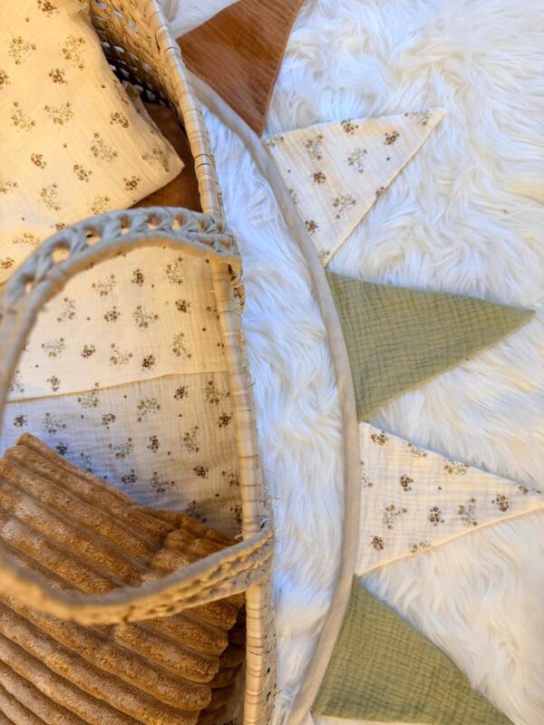 0449664f-a0fa-4ef4-82ed-4feb9c9cee44 Set lenzuola a fiori e coperta per navicella e culla